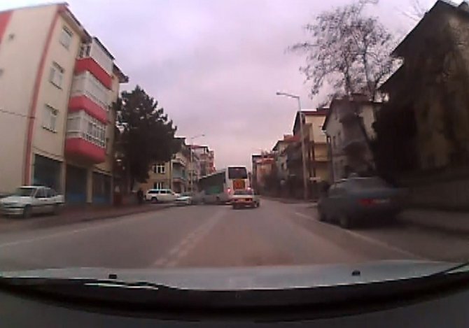 Okul servisi ile otomobilin çarpıştığı kaza kamerada