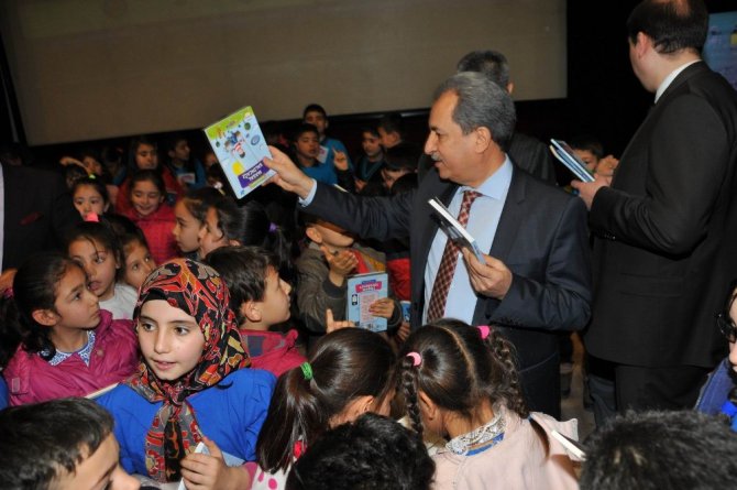 Akşehir Belediyesi’nden 55 bin liralık kitap desteği