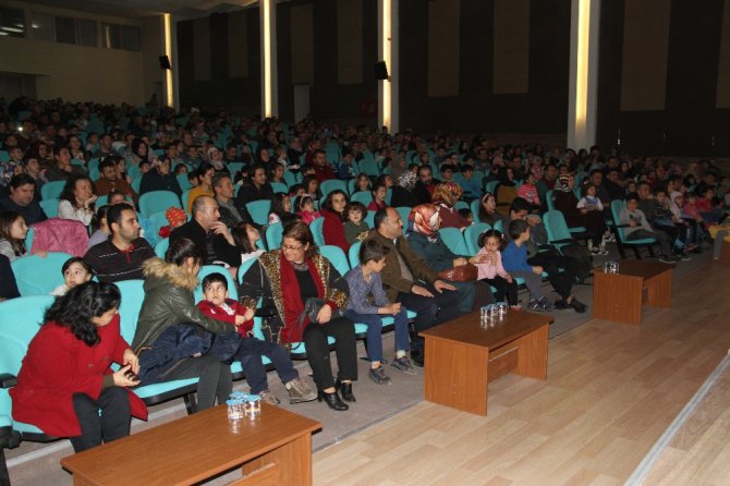 Beyşehir’de müzikli tiyatro oyunu sahnelendi