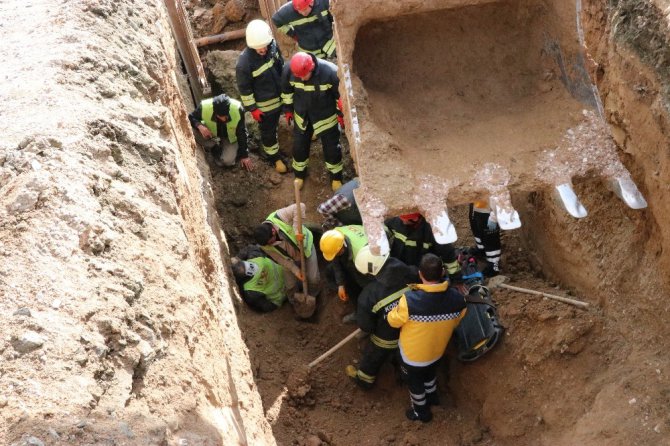 Göçükte kalan işçi itfaiye ekiplerince kurtarıldı