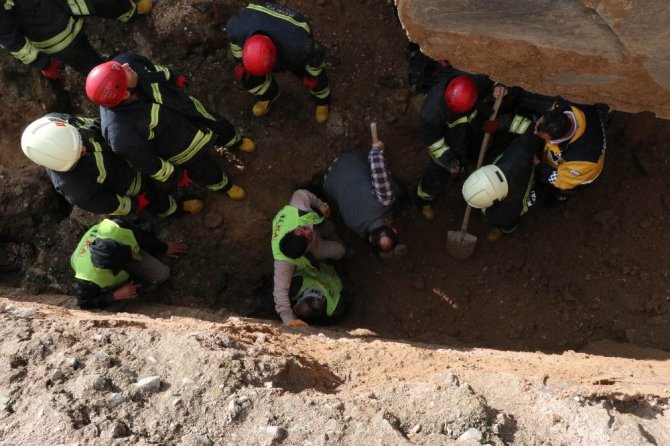 Göçükte kalan işçi itfaiye ekiplerince kurtarıldı