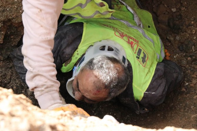 Göçükte kalan işçi itfaiye ekiplerince kurtarıldı