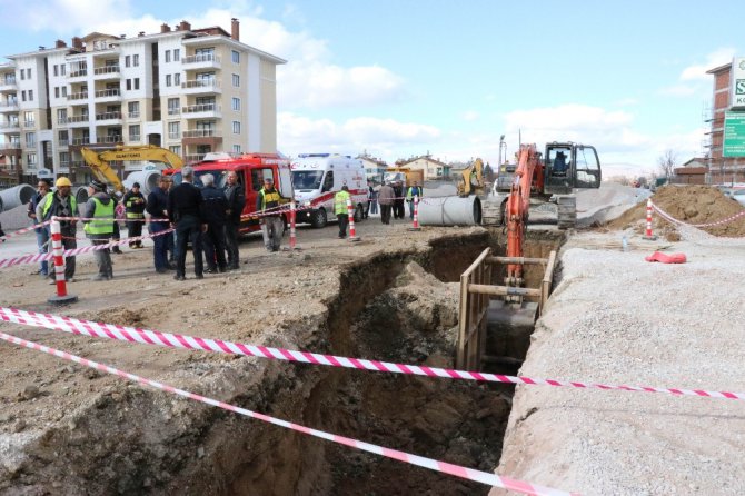 Göçükte kalan işçi itfaiye ekiplerince kurtarıldı