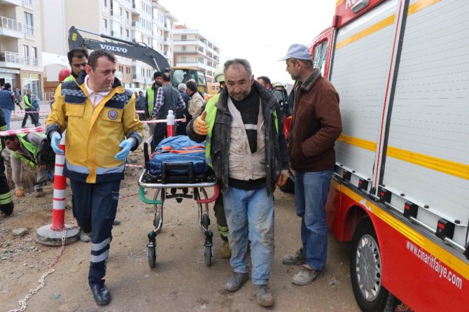 Göçükte kalan işçi itfaiye ekiplerince kurtarıldı