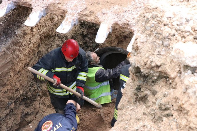 Göçükte kalan işçi itfaiye ekiplerince kurtarıldı