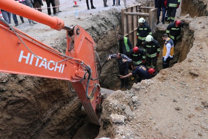 Göçükte kalan işçi itfaiye ekiplerince kurtarıldı