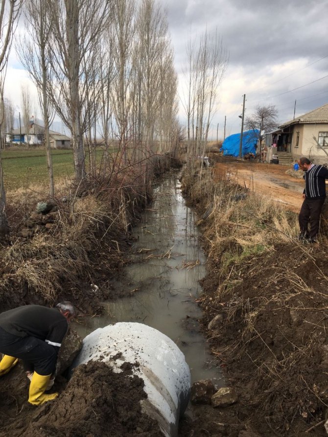 Seydişehir Belediyesi ekiplerinden kanal temizlik çalışması