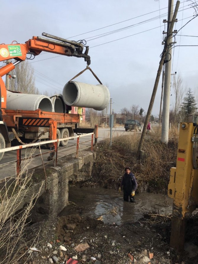 Seydişehir Belediyesi ekiplerinden kanal temizlik çalışması