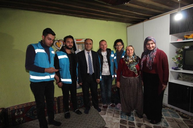 Üniversite öğrencilerinden gönüllü evde bakım hizmeti