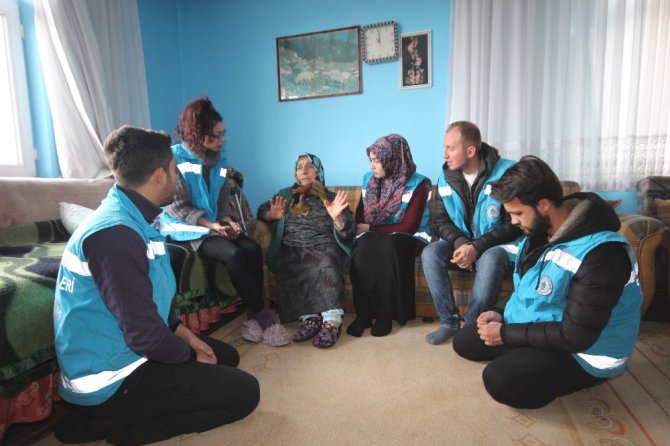 Üniversite öğrencilerinden gönüllü evde bakım hizmeti