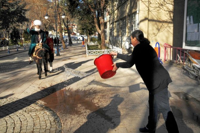 Temsili Nasreddin Hoca İstanbul’daki EMITT fuarına Karakaçan’a ters binip gitti