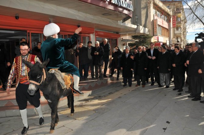 Temsili Nasreddin Hoca İstanbul’daki EMITT fuarına Karakaçan’a ters binip gitti