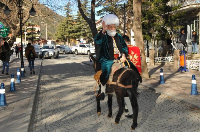 Temsili Nasreddin Hoca İstanbul’daki EMITT fuarına Karakaçan’a ters binip gitti