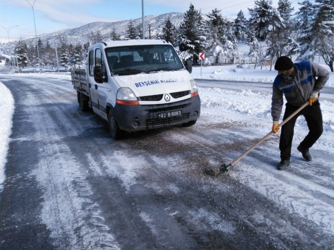 Beyşehir’de kar temizliği çalışmaları