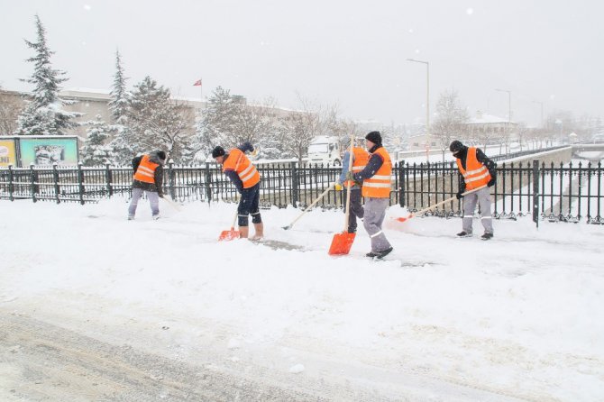 Akşehir Belediyesinden kar temizliği çalışmaları