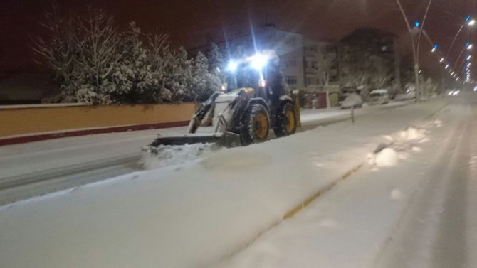 Ereğli Belediyesi kar temizleme çalışmalarını sürdürüyor