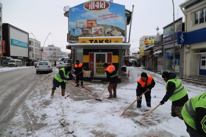 Ereğli Belediyesi kar temizleme çalışmalarını sürdürüyor