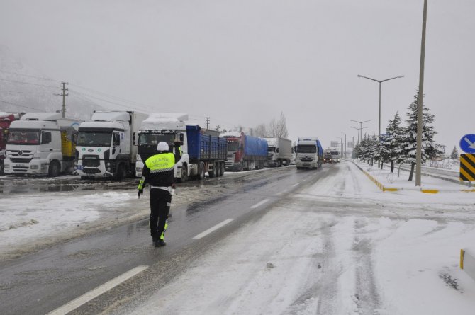 Konya- Antalya karayolunda trafiğe kar engeli