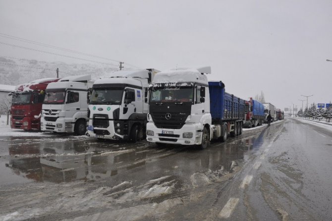 Konya- Antalya karayolunda trafiğe kar engeli