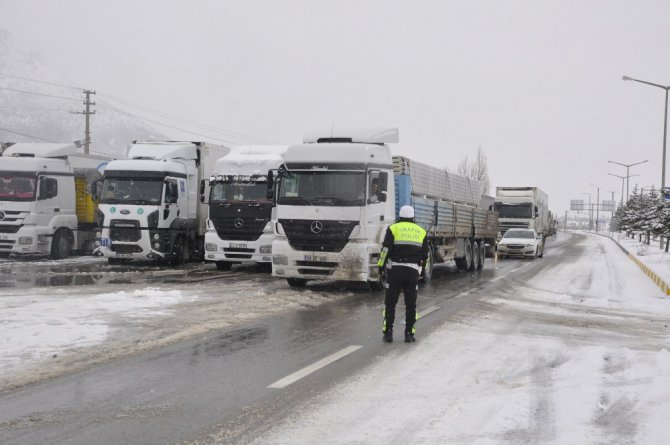 Konya- Antalya karayolunda trafiğe kar engeli