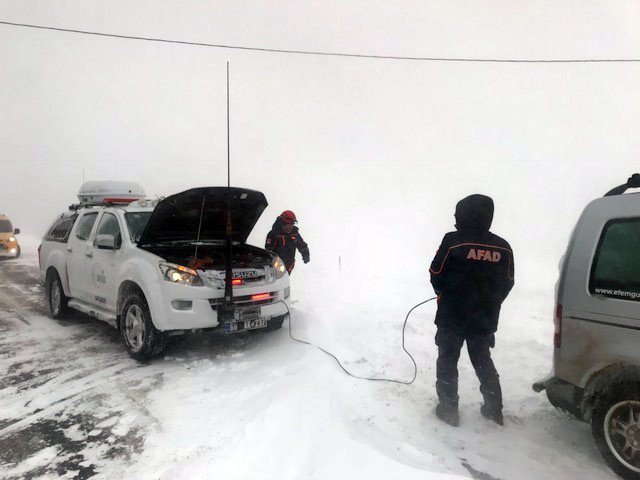 AFAD yolda kalanları kurtarıp kumanya dağıttı