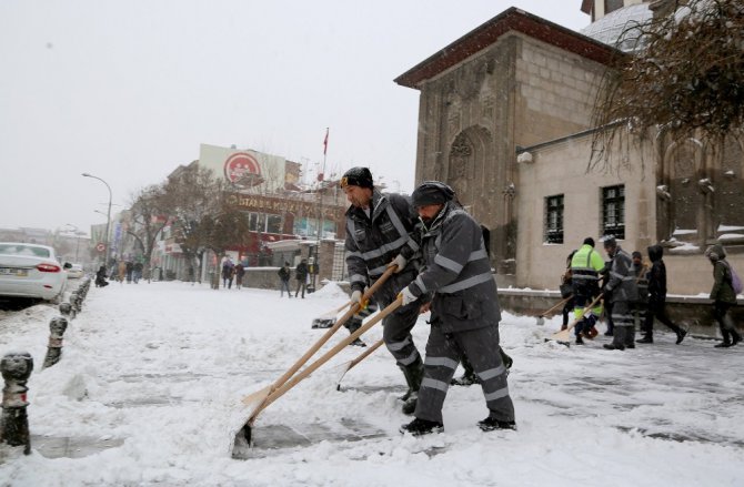 Konya’da ekipler 31 ilçede 24 saat kar mesaisinde