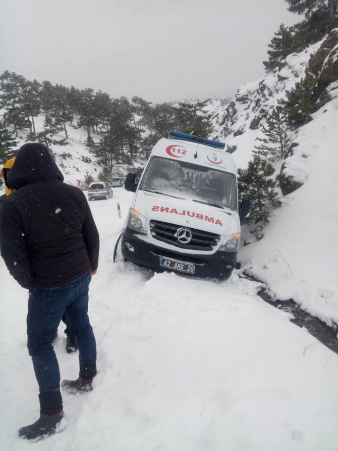 Yolda mahsur kalan ambulansı belediye ekipleri kurtardı