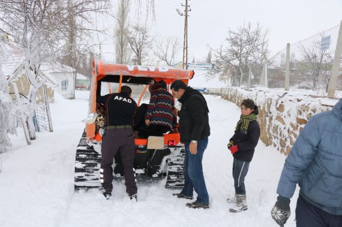 Köyde mahsur kalan hastalara AFAD yetişti