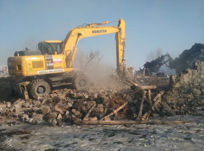 Ereğli’de metruk yapılar ortadan kalkıyor