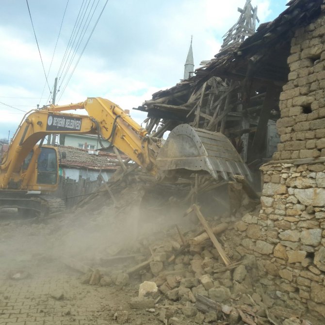 Beyşehir’de metruk binalar yıkılıyor