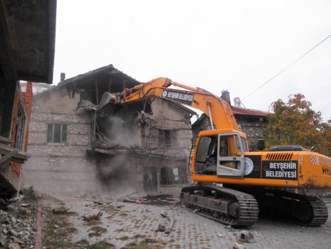 Beyşehir’de metruk binalar yıkılıyor