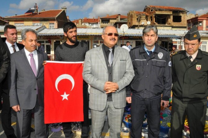 Akşehir protokolü Zeytin Dalı Harekatı’na destek için bayrak dağıttı