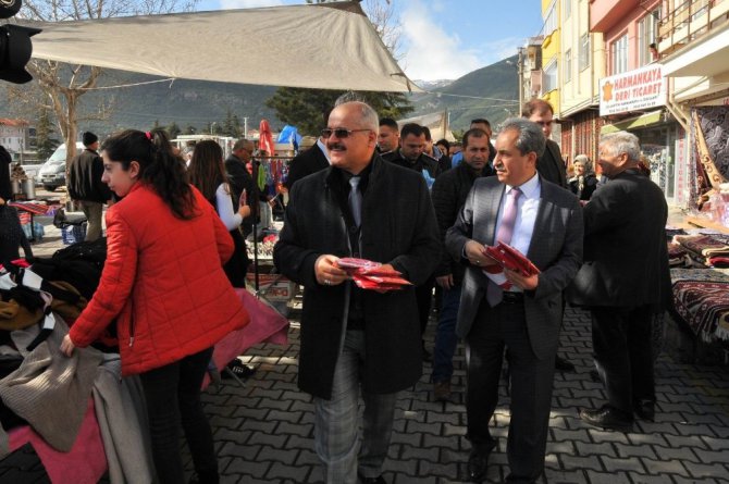 Akşehir protokolü Zeytin Dalı Harekatı’na destek için bayrak dağıttı