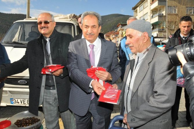 Akşehir protokolü Zeytin Dalı Harekatı’na destek için bayrak dağıttı