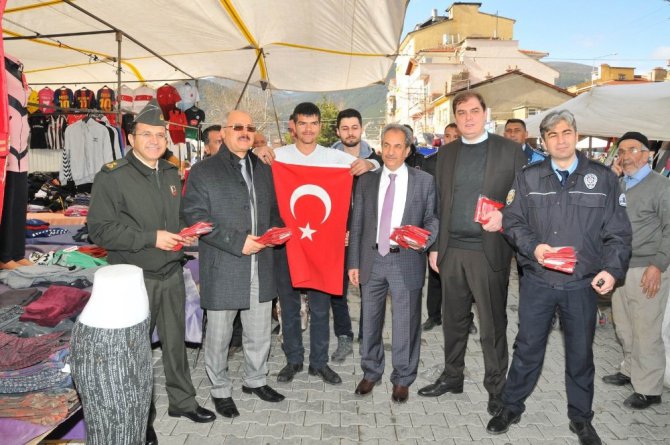 Akşehir protokolü Zeytin Dalı Harekatı’na destek için bayrak dağıttı