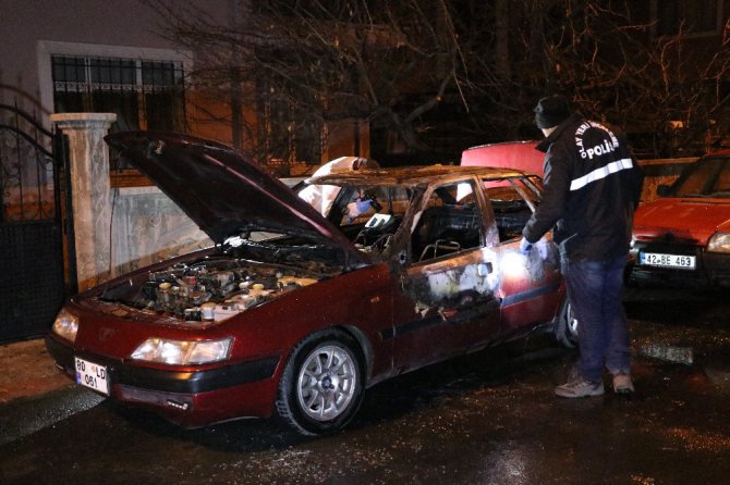 Konya’da park halindeki otomobil kundaklandı