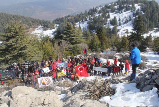 Dağcılar ve doğaseverler Afrin şehitleri için tırmandı