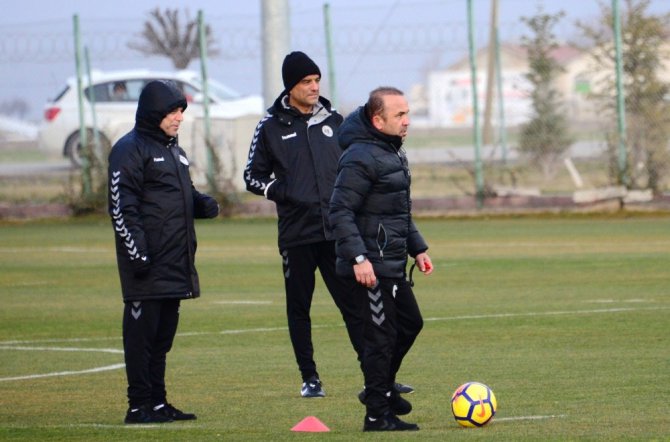 Mehmet Özdilek: “Cesareti olmayan esareti sahiplenir”