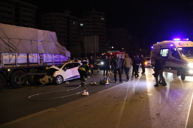 Tıra arkadan çarpan otomobil dorsenin altına girdi: 4 yaralı