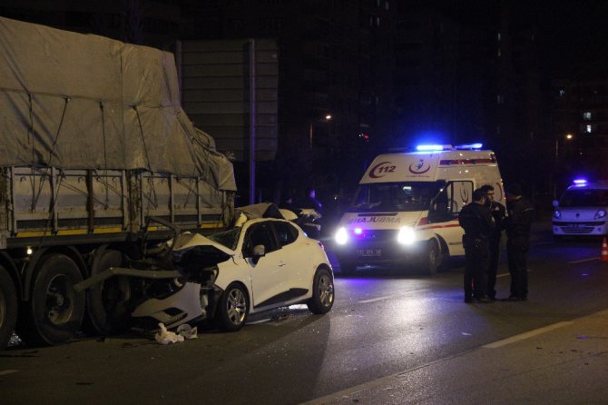 Tıra arkadan çarpan otomobil dorsenin altına girdi: 4 yaralı