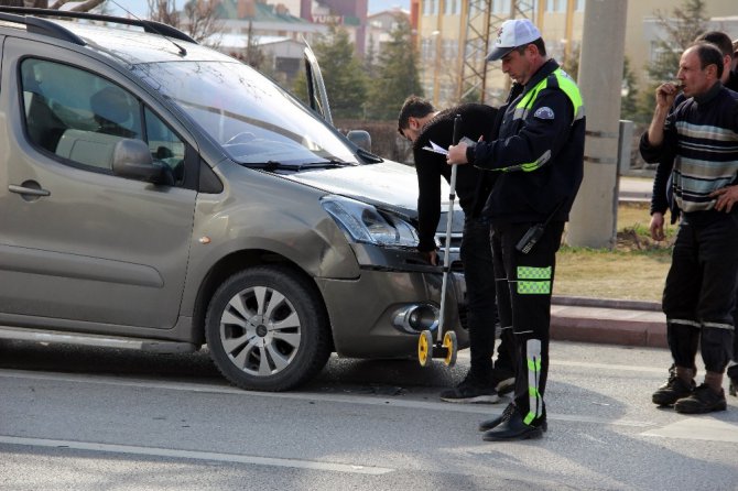 Karşıdan karşıya geçmek isteyen anne ve 2 yaşındaki çocuğu kazada ağır yaralandı