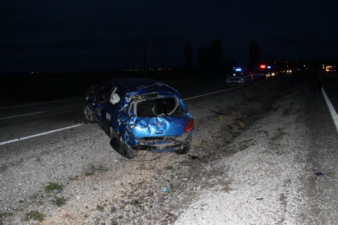 Konya’da otomobil elektrik direğine çarptı: 3 yaralı