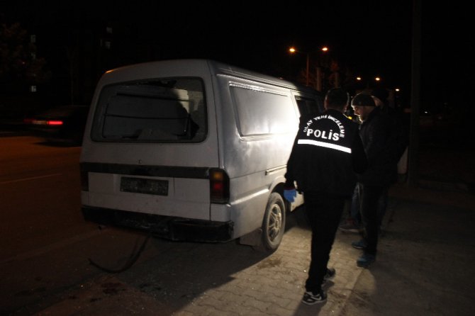 Hırsızlık şüphelisini önce dövdüler, sonra polise teslim ettiler