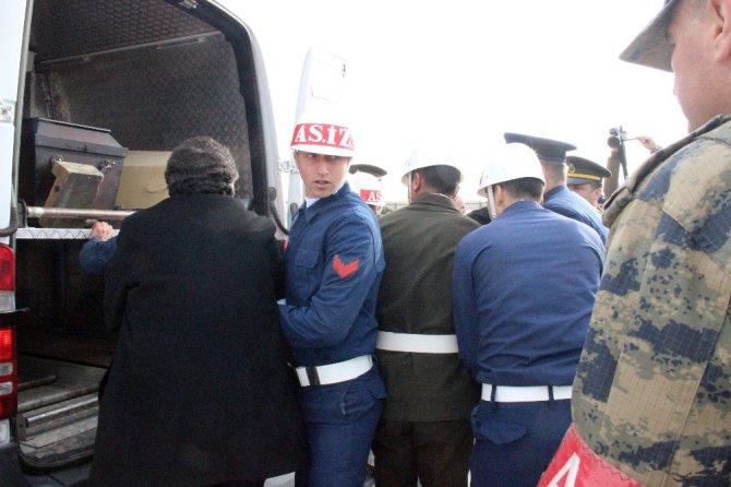 Konyalı şehidin babası oğlunun tabutunu omuzladı