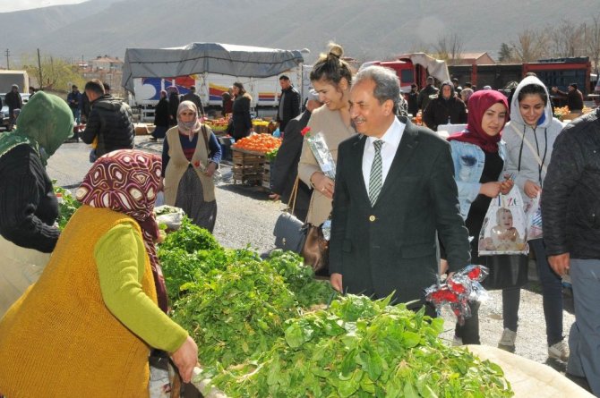 Başkan Akkaya’dan kadınlara çiçek