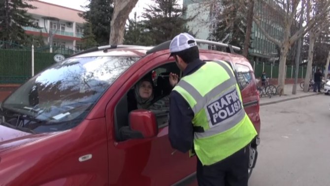 Konya’da trafik polisinden kadın sürücülere karanfil sürprizi