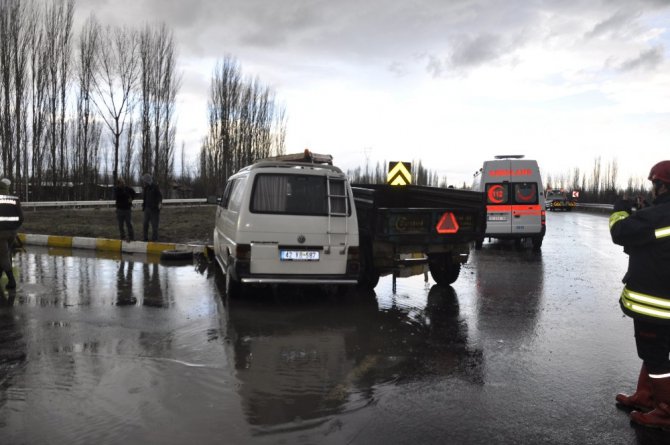 Konya’da traktörle minibüs çarpıştı: 4 yaralı