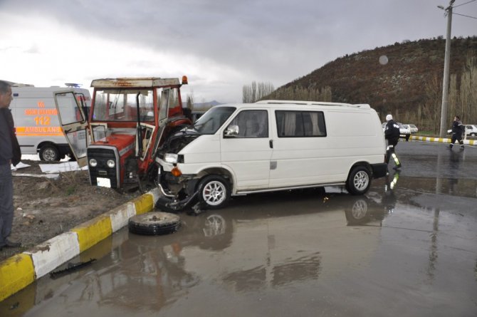 Konya’da traktörle minibüs çarpıştı: 4 yaralı