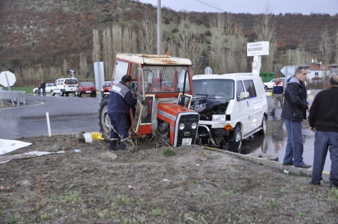 Konya’da traktörle minibüs çarpıştı: 4 yaralı