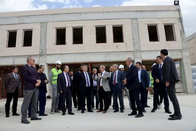 Başkan Akyürek, Tarihi Osmanlı Buğday Pazarı inşaatını inceledi